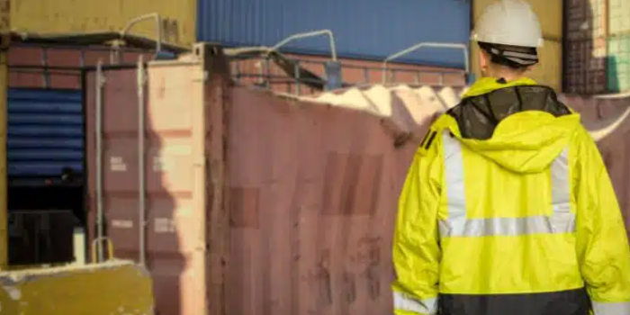 有什么原因导致海运集装箱运输途中损坏？？？？？？？？